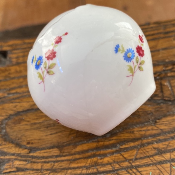 Vintage Cottage-core Grand Millennial salt & pepper shakers - Picture 5 of 6